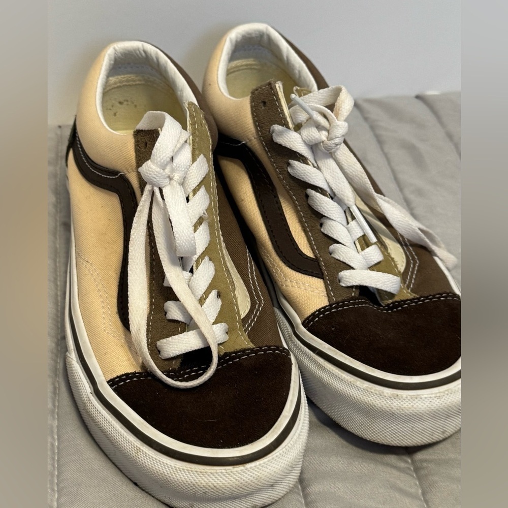 VANS shoes woman’s 7.0.  Men’s 5.5